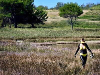 Terapija obuhvaća mazanje blatom, sunčanje te ispiranje u toplom moru