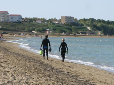 Dok turisti šeću po Kraljičinoj plaži, ljekovito blato djeluje