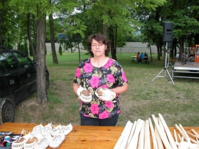 Gospođa Ljiljana Vojković drži opanke oputare Gospođa Ljiljana Vojković drži opanke oputare