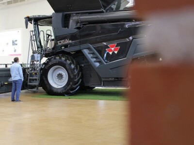 Lovro Špoljarić u tvornici kombajna Massey Ferguson