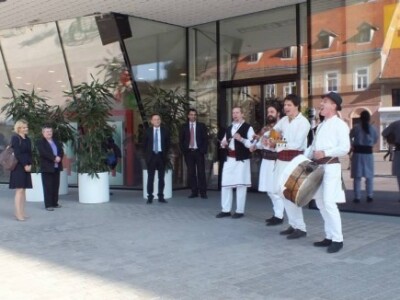 Sastav Agyagbanda zabavljao je i prolaznike ispred Mađarskoga instituta