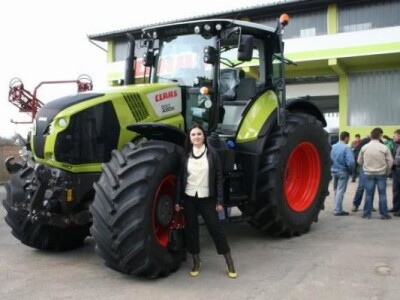 Maja Bakota, traktor CLAAS Axion 850