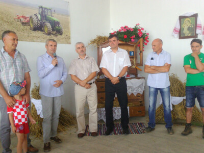 Josip Brkanac i unuk David (prvi s lijeva) Josip Brkanac i unuk David (prvi s lijeva)