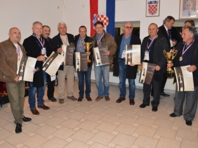 Majstori vina - Gradonačelnik Benkovca Branko Kutija (četvrti s desna) zajedno sa svojim Nadinjanima Majstori vina - Gradonačelnik Benkovca Branko Kutija (četvrti s desna) zajedno sa svojim Nadinjanima