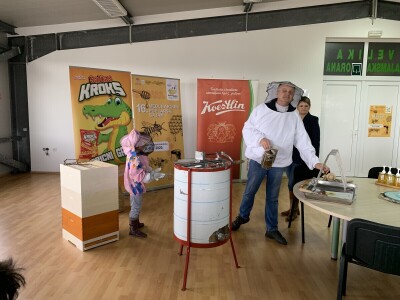 Mala škola pčelarstva