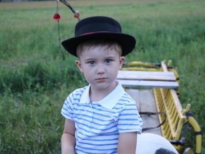 Mali Luka (3) priprema svatovsku zapregu za festivalsku povorku u Požegi