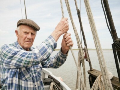 Mali ribolov, umirovljenik zamišljen o svojoj sudbini