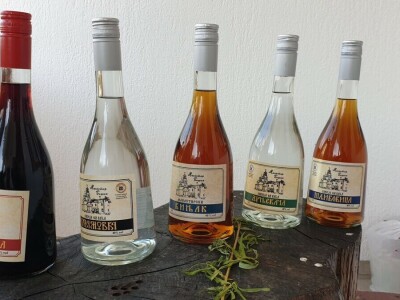 Manastirska šampionska rakija iz Dervente stigla na sve kontinete Manastirska šampionska rakija iz Dervente stigla na sve kontinete