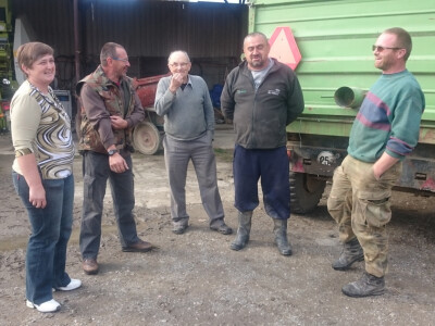 Tri naraštaja u jednom dvorištu