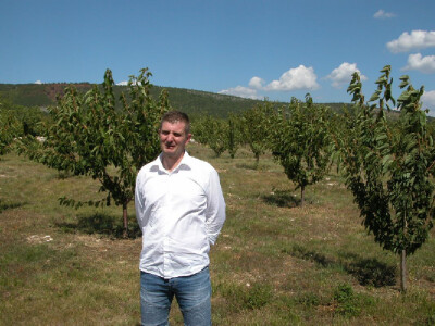 Marijan Vučak u svom voćnjaku