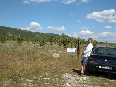 Marijan Vučak na ulazu u svoj voćnjak u Cisti velikoj