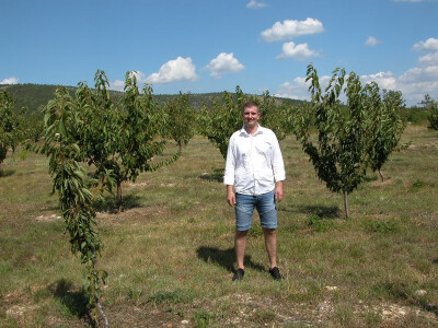 Marijan Vučak, nositelj obiteljskog OPG-a, radostan uslijed njegovanje ljubavi prema rodnom kraju i voćarstvu te posignutih rezultata