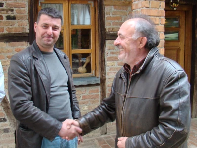 Igor Markanović dobiva za svoje kulinarske uratke stisak ruke i od Kezelea, osnivača moslavačkog seoskog turizma