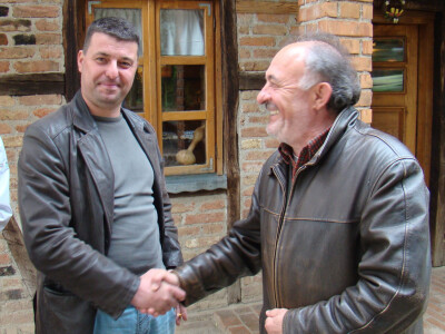 Igor Markanović dobiva za svoje kulinarske uratke stisak ruke i od Kezelea, osnivača moslavačkog seoskog turizma Igor Markanović dobiva za svoje kulinarske uratke stisak ruke i od Kezelea, osnivača moslavačkog seoskog turizma