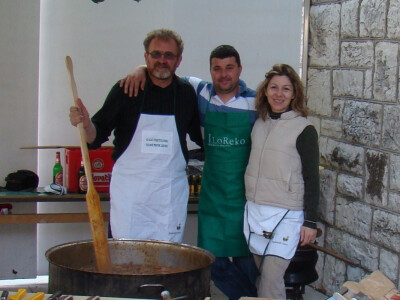 Igor Markanović s autorom teksta Tugomirom Pemperom i Renatom Horžić u Zagvozdu gdje su lovačkim paprikašem oduševili sve koji su ga degustirali Igor Markanović s autorom teksta Tugomirom Pemperom i Renatom Horžić u Zagvozdu gdje su lovačkim paprikašem oduševili sve koji su ga degustirali