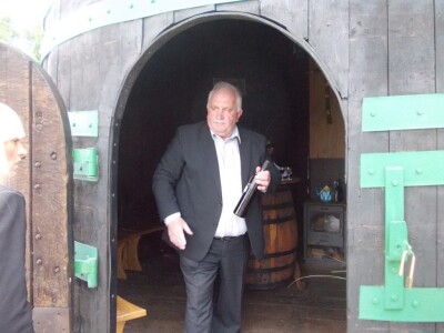 Marinko služi svoje goste