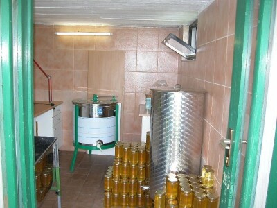 Maruničin med u staklenkama čeka kupce