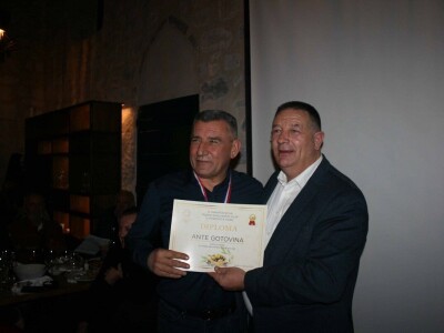 MAŠKOVIĆA HAN - Dunja i Ante Gotovina preuzeli zlatna  odličja za svoje maslinovo ulje MAŠKOVIĆA HAN - Dunja i Ante Gotovina preuzeli zlatna  odličja za svoje maslinovo ulje