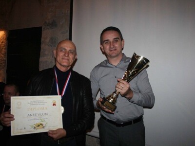 MAŠKOVIĆA HAN - Dunja i Ante Gotovina preuzeli zlatna  odličja za svoje maslinovo ulje MAŠKOVIĆA HAN - Dunja i Ante Gotovina preuzeli zlatna  odličja za svoje maslinovo ulje