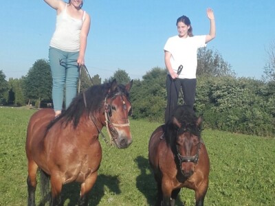 Kristina i Matea sa svojim četveronožnim ljubimcima Kristina i Matea sa svojim četveronožnim ljubimcima