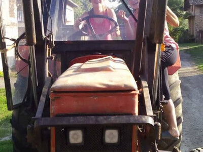 Starije kćeri voze traktor Starije kćeri voze traktor
