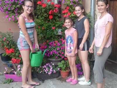 Pomažu i kćeri Pomažu i kćeri