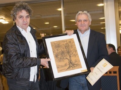 Josko Kovačić iz maslinarske Udruge Paićuša iz Piska uručio je zahvalnicu, povelja prijateljstva, Nini Činiću iz Krasice Josko Kovačić iz maslinarske Udruge Paićuša iz Piska uručio je zahvalnicu, povelja prijateljstva, Nini Činiću iz Krasice