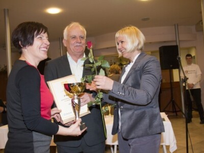 Fistonić dodjeljuje titulu šampiona OPG Lupić, gđi. Eleni Lupić Fistonić dodjeljuje titulu šampiona OPG Lupić, gđi. Eleni Lupić