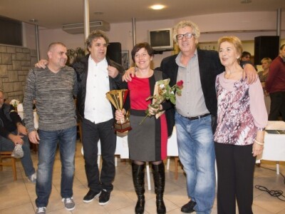 Šampionka Elena Lupić sa prijateljima maslinarima iz Omiša Šampionka Elena Lupić sa prijateljima maslinarima iz Omiša