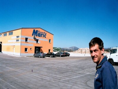 Miodrag Marić, mladi poduzetnik i direktor pogona Klesarstvo Marić u Čaporicama Miodrag Marić, mladi poduzetnik i direktor pogona Klesarstvo Marić u Čaporicama