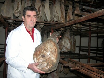 Mijo Lešina s pršutom od 16 kg