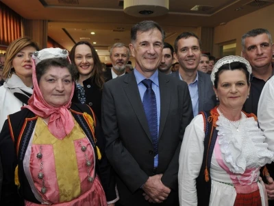 Ministar poljoprivrede Davor Romić s folklorašicama na 11. NS pršuta u Sinju