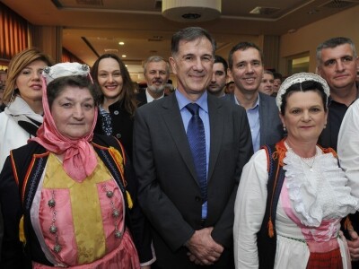 Ministar poljoprivrede Davor Romić s folklorašicama na 11. NS pršuta u Sinju