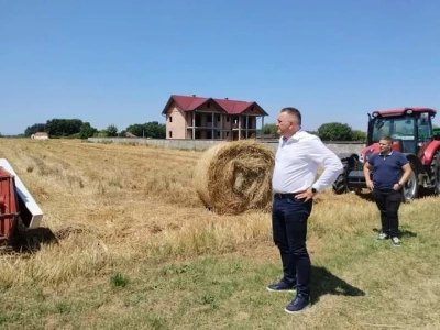 Ministar prvo nije htio na njivu, pa poslao fotke s kombajna