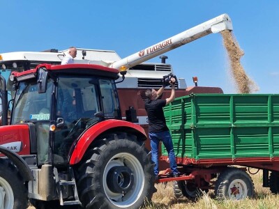 Ministar prvo nije htio na njivu, pa poslao fotke s kombajna Ministar prvo nije htio na njivu, pa poslao fotke s kombajna