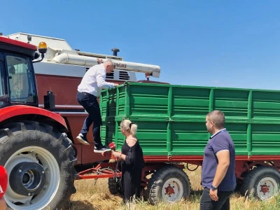 Ministar prvo nije htio na njivu, pa poslao fotke s kombajna