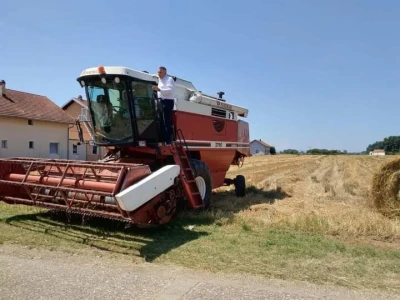 Ministar prvo nije htio na njivu, pa poslao fotke s kombajna