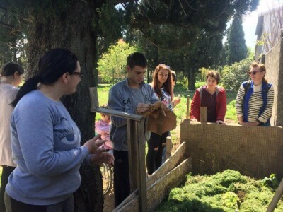 Mirela Šimaga: švajcarska studentkinja stažira na permakulturnoj farmi u Mostaru Mirela Šimaga: švajcarska studentkinja stažira na permakulturnoj farmi u Mostaru