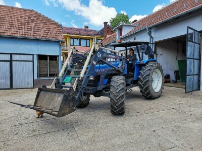 Mirjana vozi traktor i voli sve poslove u njivi