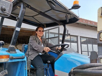 Mirjana vozi traktor i voli sve poslove u njivi