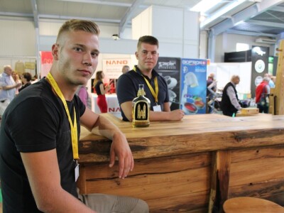 Mladi đakovčani u Sloveniji prodaju namještaj od slavonske hrastovine Mladi đakovčani u Sloveniji prodaju namještaj od slavonske hrastovine