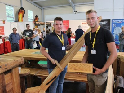 Mladi đakovčani u Sloveniji prodaju namještaj od slavonske hrastovine Mladi đakovčani u Sloveniji prodaju namještaj od slavonske hrastovine