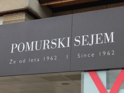 Mladi đakovčani u Sloveniji prodaju namještaj od slavonske hrastovine Mladi đakovčani u Sloveniji prodaju namještaj od slavonske hrastovine