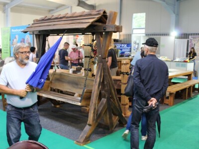 Mladi đakovčani u Sloveniji prodaju namještaj od slavonske hrastovine Mladi đakovčani u Sloveniji prodaju namještaj od slavonske hrastovine