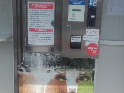 Znak &quot;Mlijeko hrvatskih farmi&quot; na mljekomatima OPG-a Dombaj kao dokaz da se prodaje domaće mlijeko