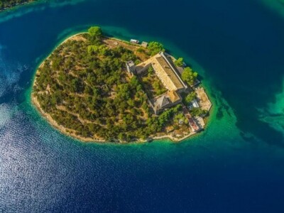 Benediktinski samostan na otočiću sv. Marije na Velikom jezeru u Nacionalnom parku Mljet