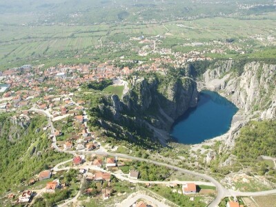 Pogled na Modro jezero i Grad Imotski te okolicu