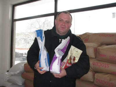 Mmir Cvjetković pokazuje mineralne dodatke hrani