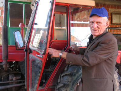 Nedjeljko uživa raditi u polju sa traktorom Nedjeljko uživa raditi u polju sa traktorom