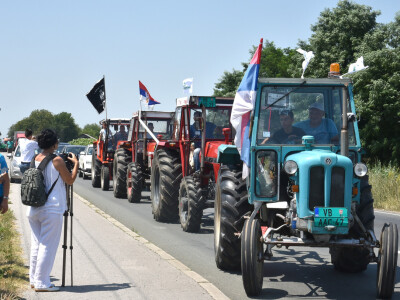 Voditelji poljoprivrednih emisija iza i ispred kamere